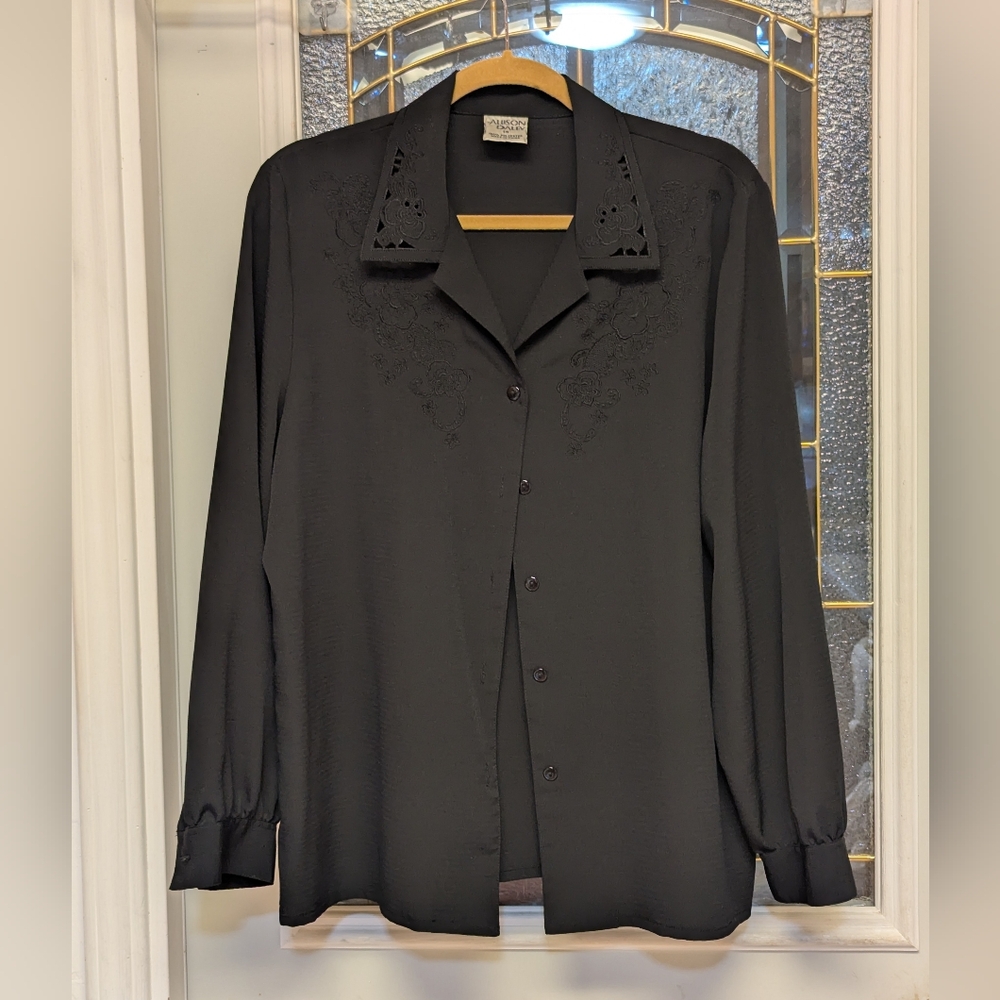 S447 Allison Daley Classic Black Top